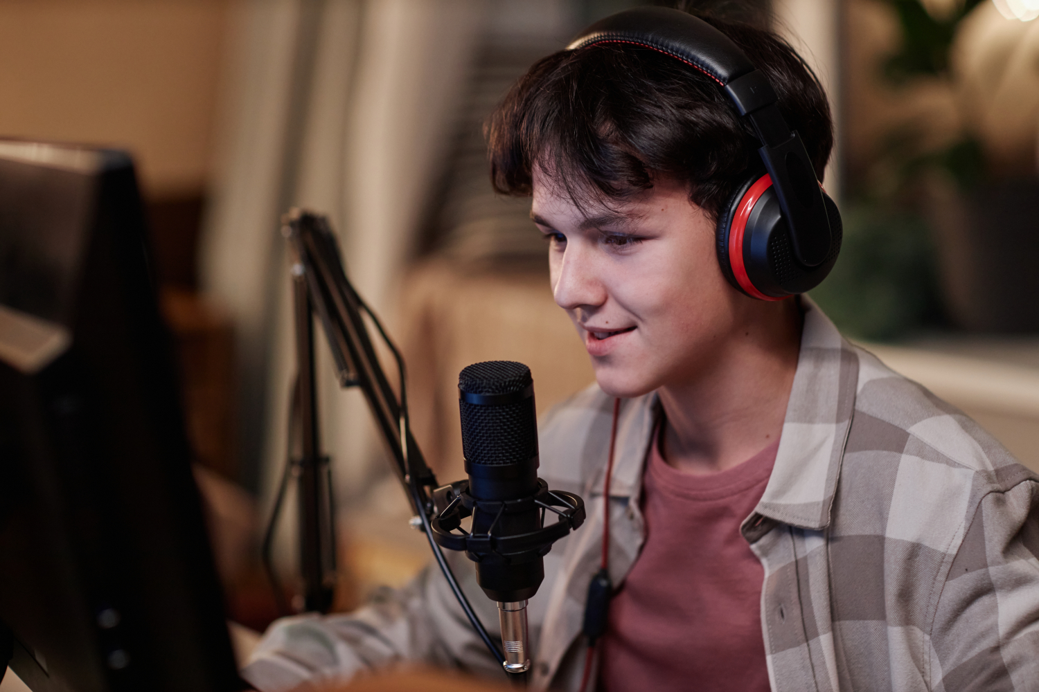 Creador grabando un podcast